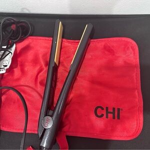 CHI BLACK AND GOLD HAIR STRAIGHTENER.